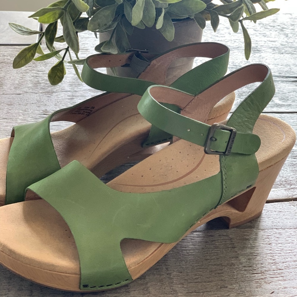 Like new Dansko green Thea sandal